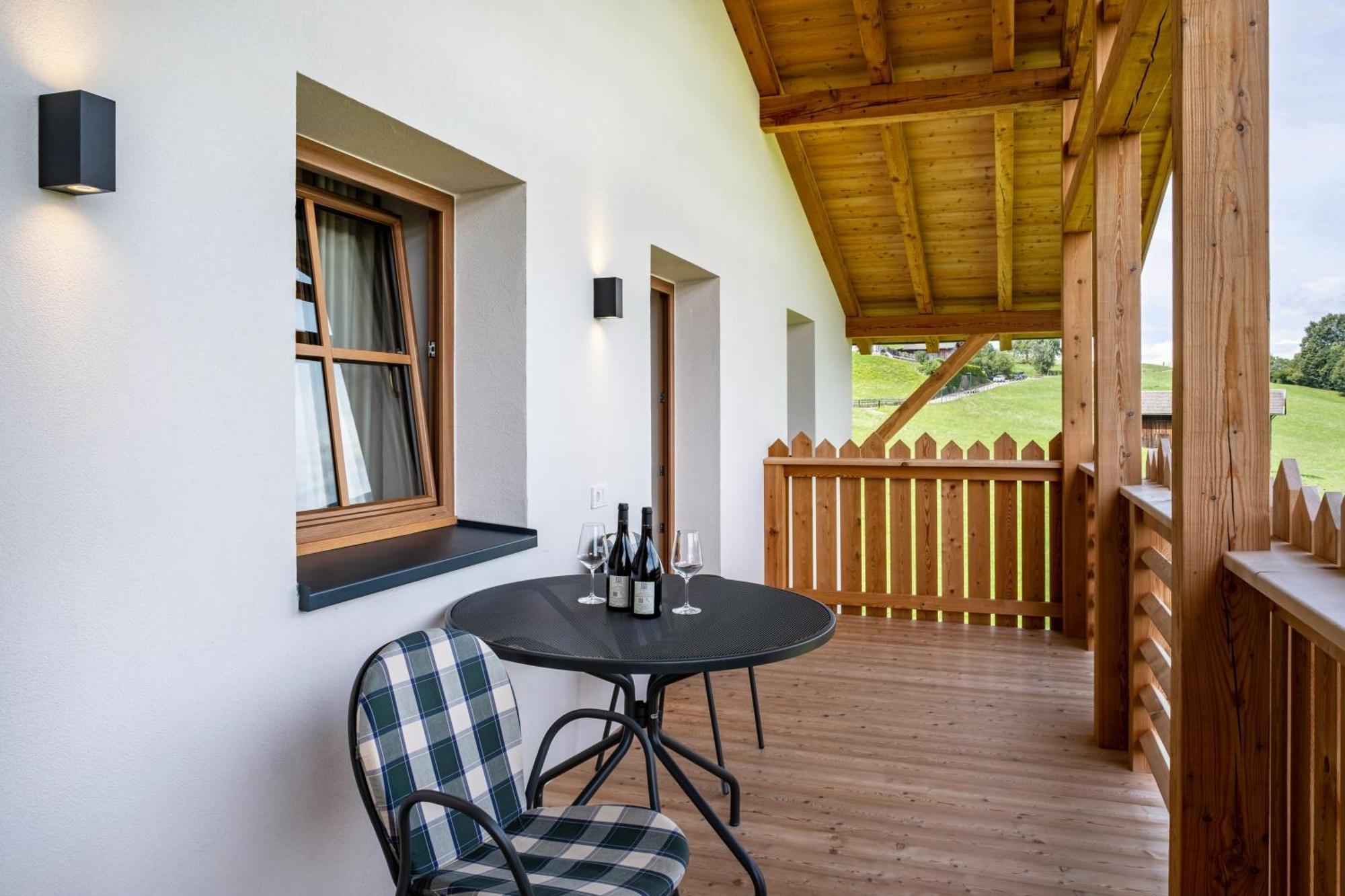Haensel Und Gretel Schlosshof Umes Exterior foto