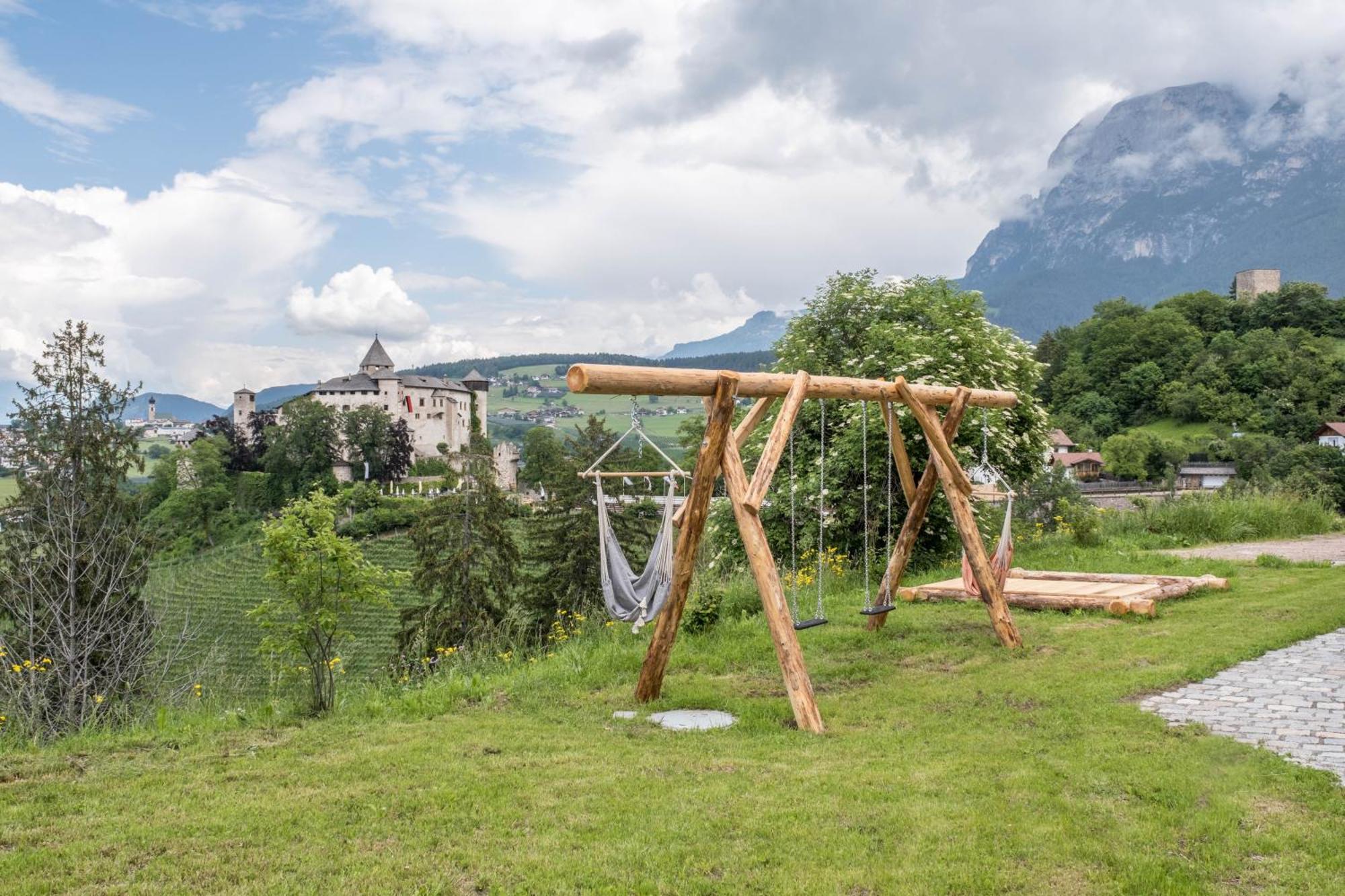 Haensel Und Gretel Schlosshof Umes Exterior foto
